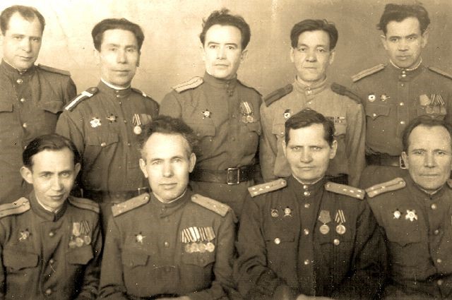 Халик Садри (беренче рәттә – уңнан икенче) каләмдәшләре Әмирхан Еники, Габдрахман Әпсәләмов, Афзал Шамов, Хатыйп Госман һәм башкалар арасында.